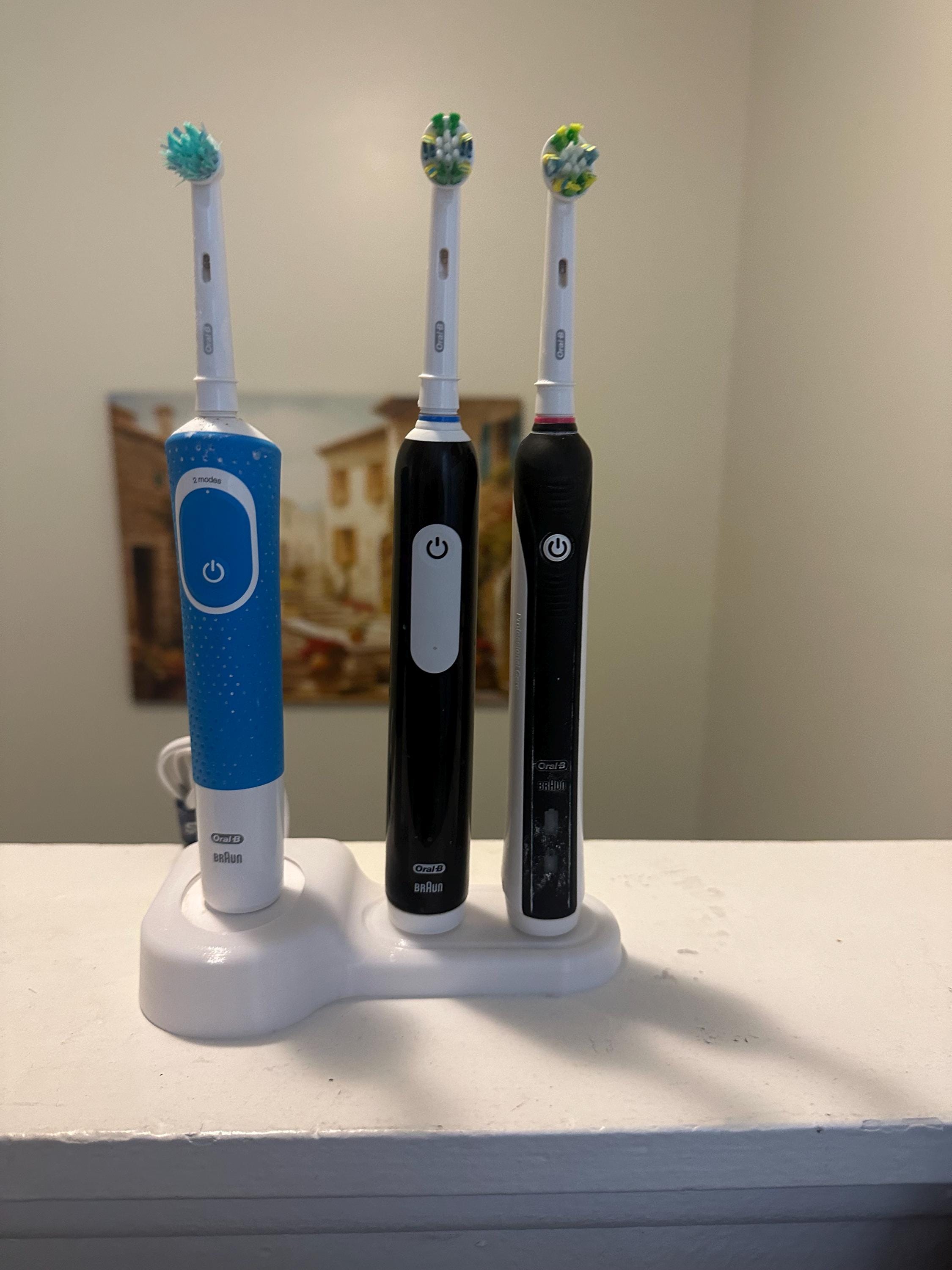 Oral-B Electric Toothbrush Stand, Family Toothbrush Docking Station, Holds 2-5 Toothbrushes, Dental Care Organizer for Apartments and Dorms