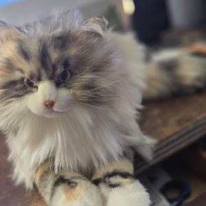 手作りノルウェージャンフォレストキャットのぬいぐるみ：リアルな