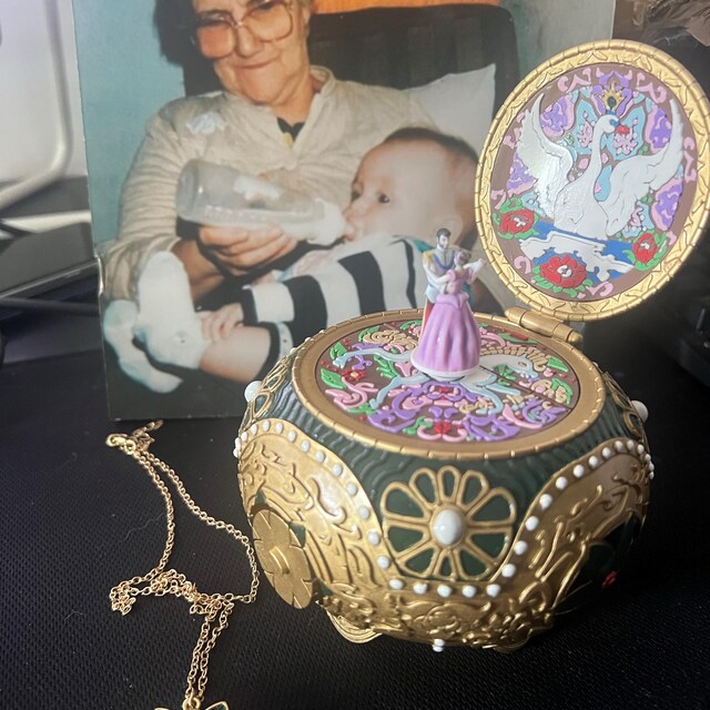 2025年モデル。アナスタシア オルゴールジュエリー「Once Upon a