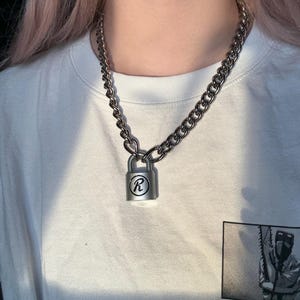 オリジナルのシド・ヴィシャス「R」南京錠とチェーンのネックレス。2