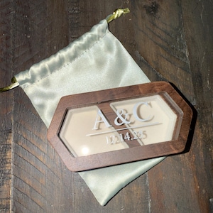 Scatola anello in legno di noce intagliata poligonale personalizzata, scatola esposiva di gioielli quadrata, regalo di nozze per la coppia - Product Video