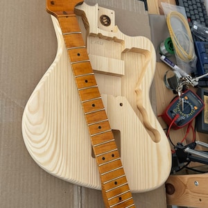 パイン材のギターボディ。'62 JM モデル。ギタープロジェクトに