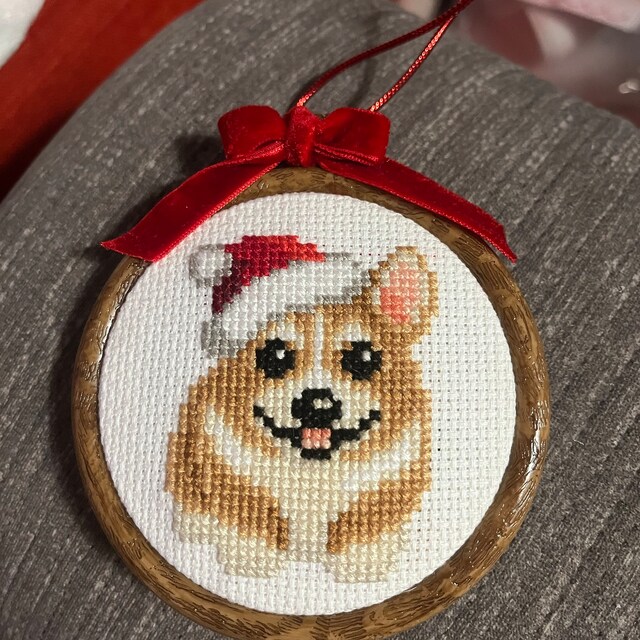 サンタの帽子をかぶったコーギーのクロスステッチPDF - クリスマス刺繍