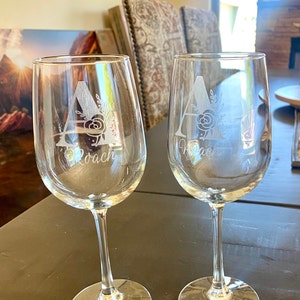 Engraved wine glass – 2 initials