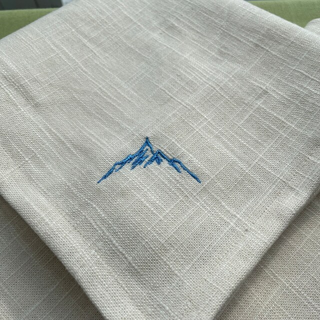 山の刺繍デザイン。山のシルエット。山のミニ刺繍。山のデザイン