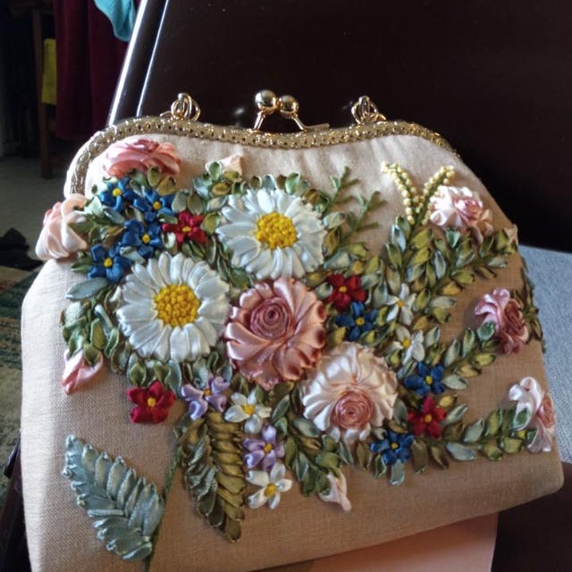 花柄刺繍入りキスロック式財布 リネンリボン刺繍入りハンドメイド
