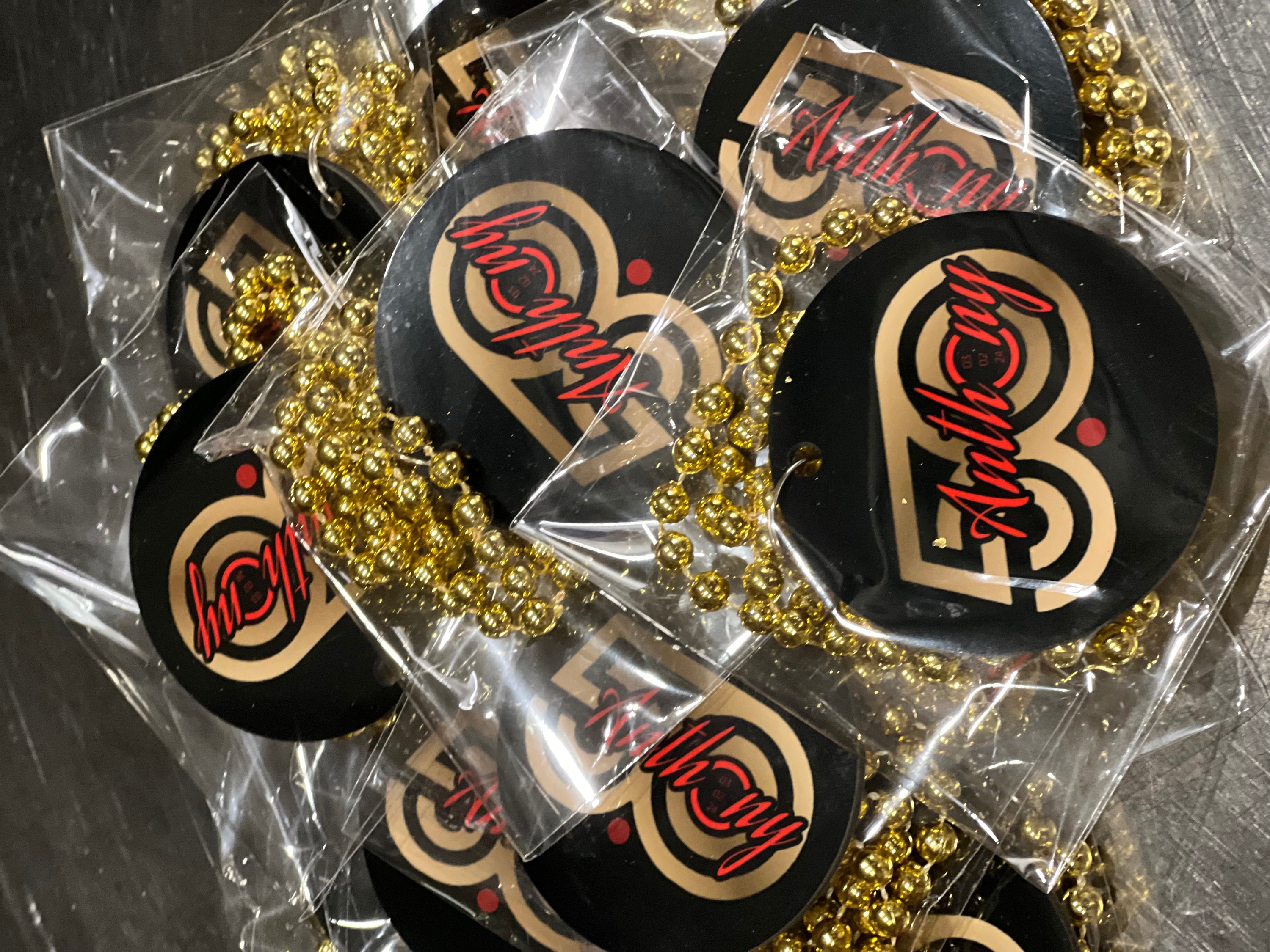 EINSEITIGE Mardi Gras-Halskettenmedaillons – Individuell gestaltet mit farbigem Design (verwenden Sie ein vorgefertigtes Design oder senden Sie Ihr eigenes ein). Großpackungen.