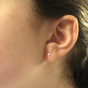 Orecchini a bottone con fulmine - Orecchini a bottone in argento sterling - Delicati orecchini a bottone minimalisti - Italia