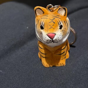 トラの木製キーホルダー｜手彫りのベンガル猫の素朴なギフト - Etsy 日本
