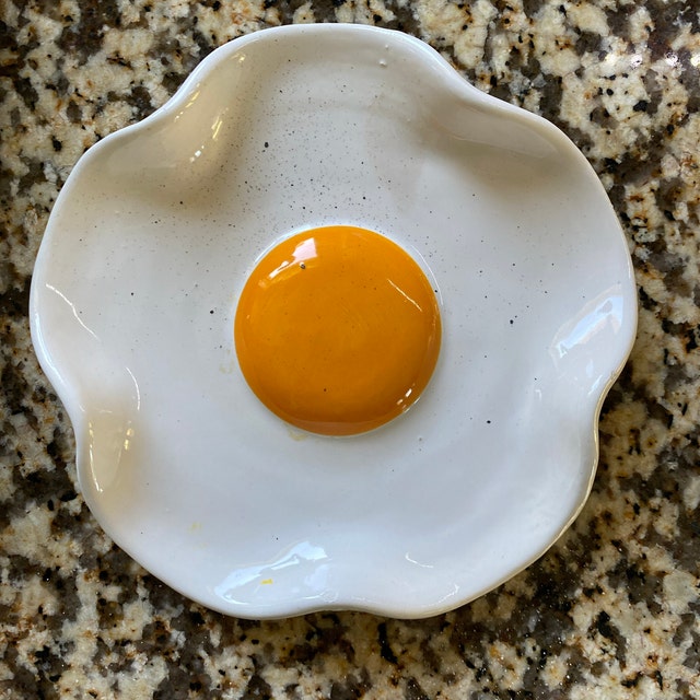 Repose-cuillère à œufs sur le plat Accessoires de cuisine en céramique  faits main 5 po. de large -  France