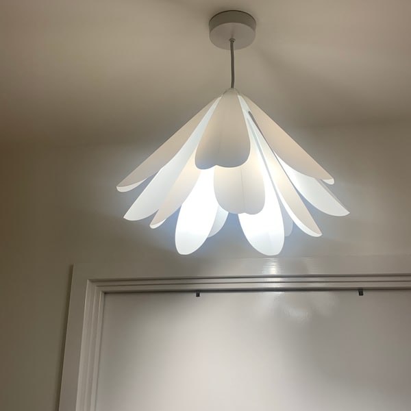 Lily Hanging Shade
