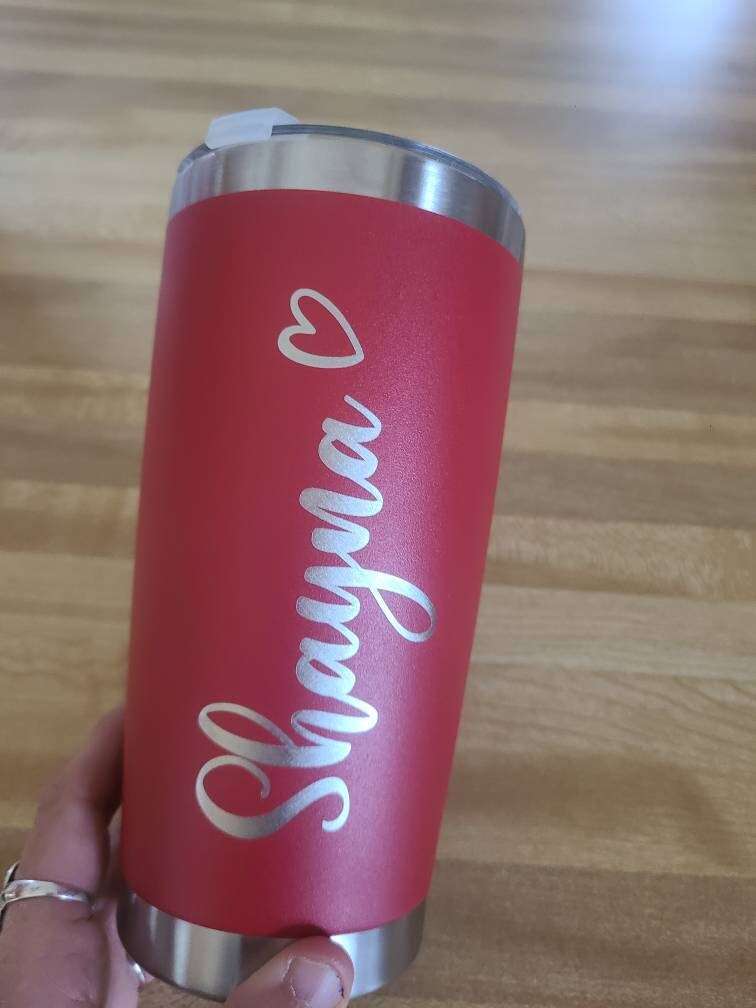 Personalisierter 20 oz Becher, Reisebecher mit individuellem Namen, Becher mit Lasergravur, Wasserbecher aus Edelstahl, Brautjungfernbecher, Isolierbecher