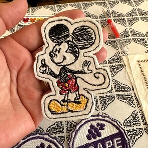 芸術的なスケッチ、マジカルミッキーマウスのアウトライン機械刺繍