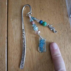 ティール色のタツノオトシゴのアート - 英国産のシーグラスに