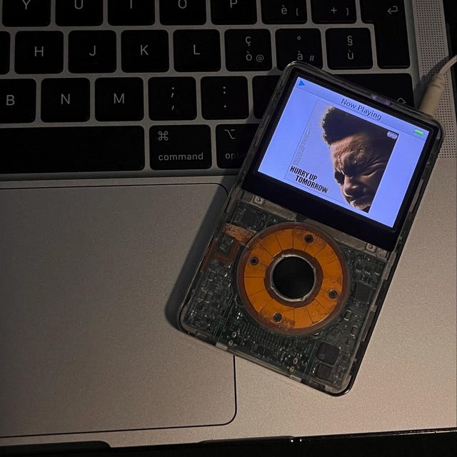Apple iPod Classic - 第 5 世代、クリア+ブラック (3000 mAh