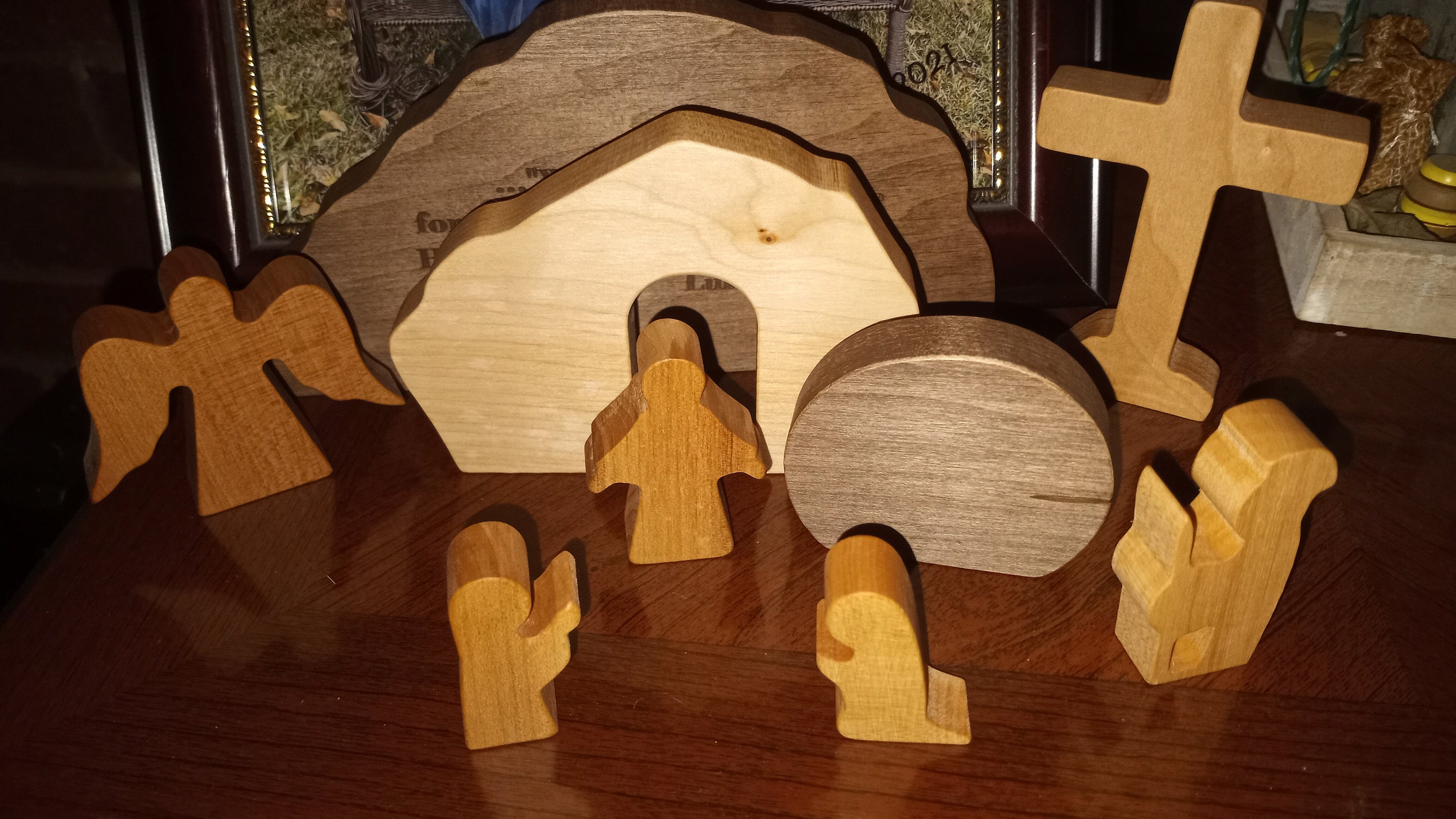 Osterdekoration, Auferstehungsszene, christliches Dekor, handgemachtes Osterandenken, Heimgeschenk, religiöse Ostergeschenke für die Familie, leeres Grab, Massivholz