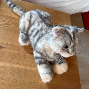 手作りのアメリカンショートヘア猫のぬいぐるみ：リアルなコンパニオン