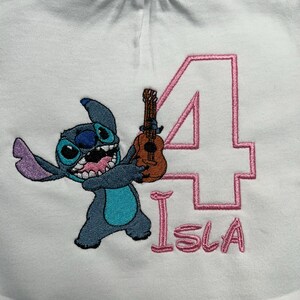 リロ・アンド・スティッチがギターを弾く刺繍デザイン、スティッチの