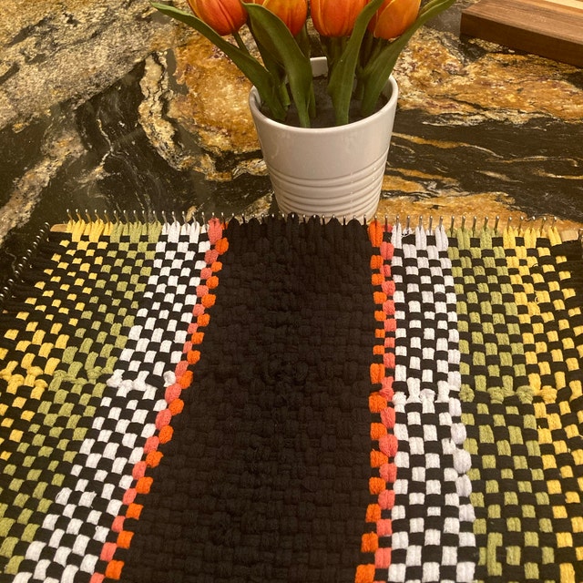 The Philosopher's Wife: Pot Holder Loom Weaving How To -- Houndstooth