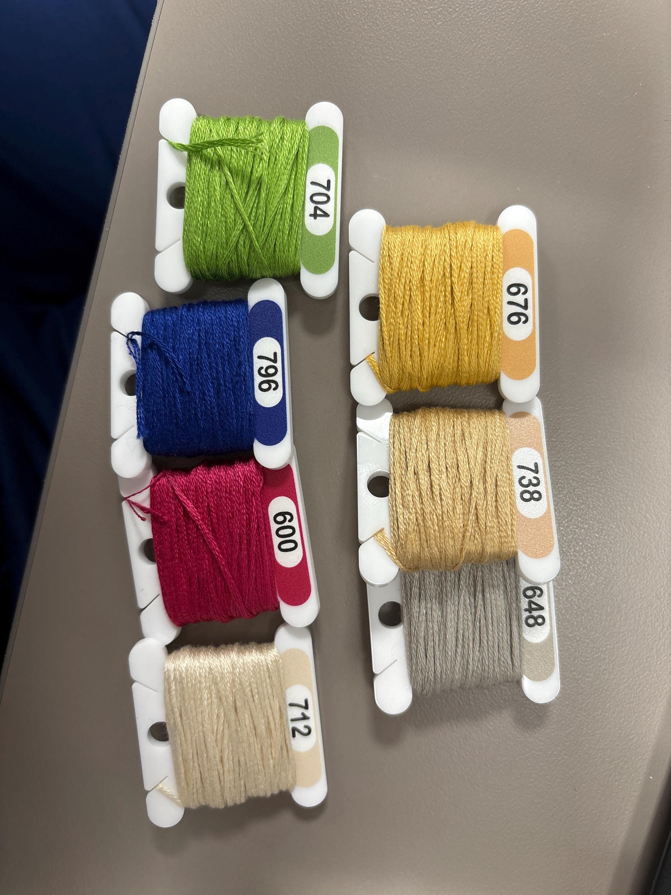 3-mm-Acrylspulen mit aufgedruckter Nummer und Farbmuster für DMC – kleine Sets (nur 84 Spulen – kein Garn enthalten)