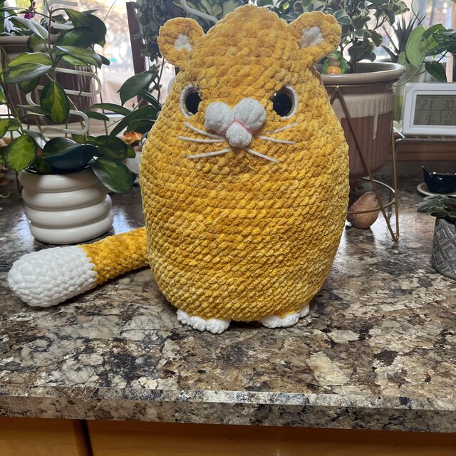 ふとっちょ猫のかぎ針編みパターン：抱きしめたくなるぽっちゃり三毛猫