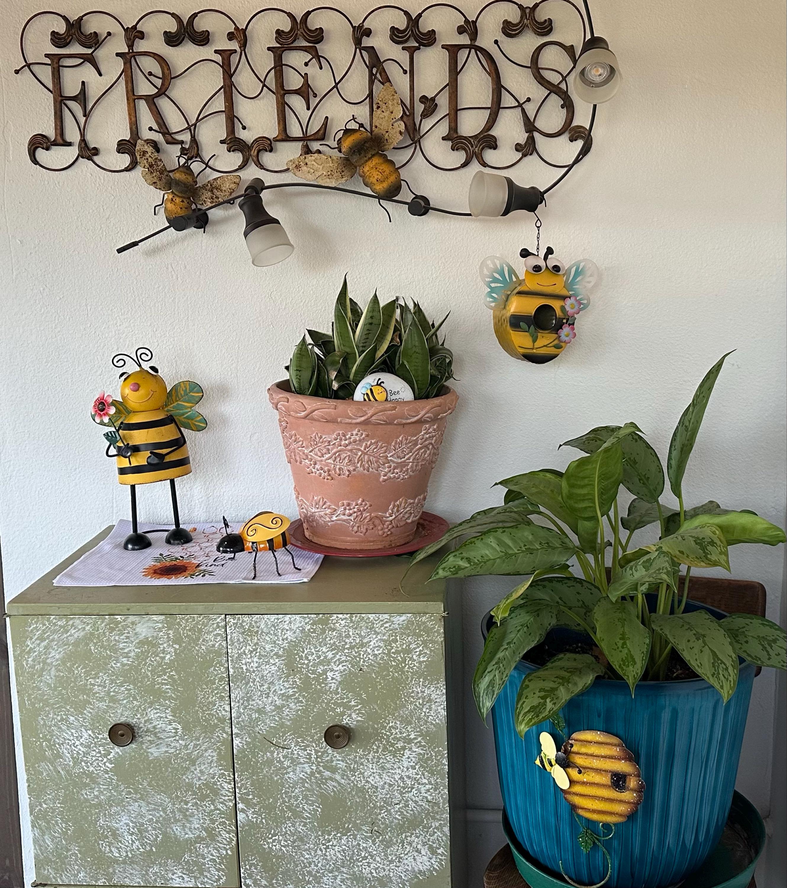 Rustic Metal Bee Wall Hanging Garden Decor Set of 2