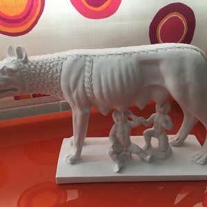 カピトリーノのローマ狼像 - ロムルスとレムスと雌狼の動物彫刻（15cm