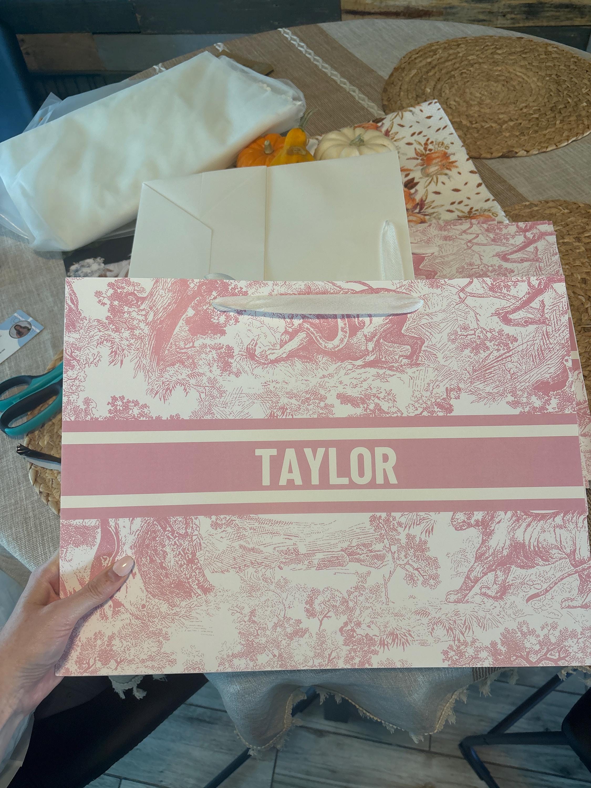 Benutzerdefinierte Toile De Jouy Geschenktüten | Personalisiert | Hochzeit | Brautjungfernantrag | Braut | Babyparty | Geburtstag | Junggesellinnenabschied