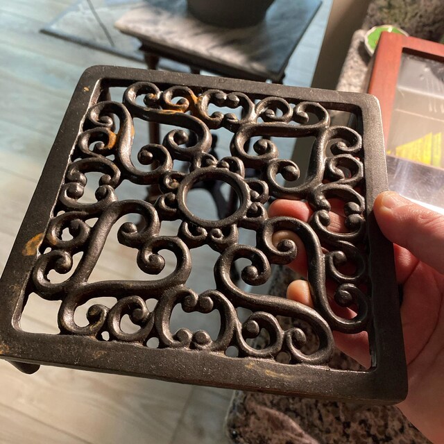 BSTKEY Sottopentola In Ghisa 2 Pezzi – Diametro 20,3 Cm, Design Retrò Stella E Freccia, Piedini In Ferro, Proteggi Tavolo Anticaldo Per Cucina E Tavola - 3