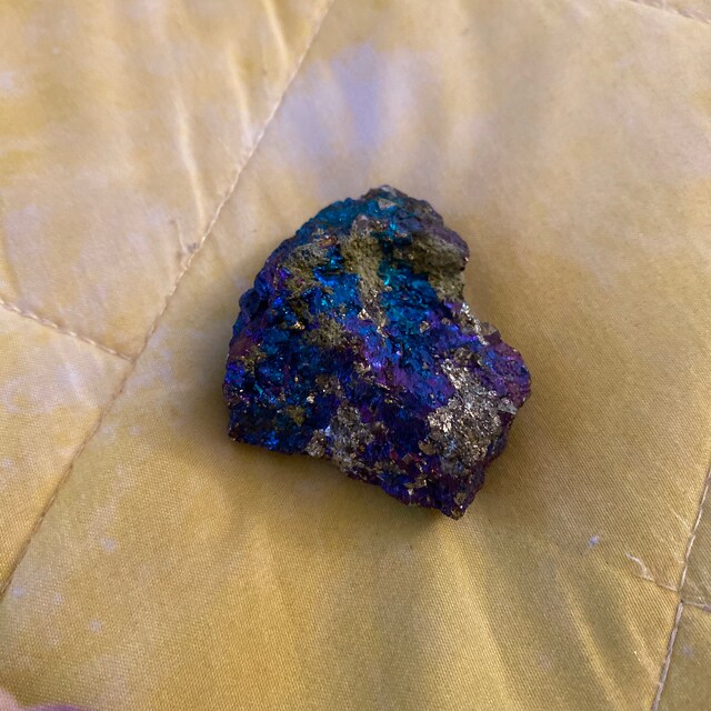 孔雀鉱石（3個）斑銅鉱 黄銅鉱 虹色の結晶 虹色石 岩石 展示用