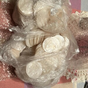 天然カピス貝 20～150個 / 0/1/2穴 /30/40/50/60/65/70 mm。貝殻