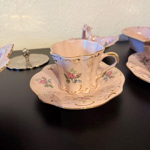 ピンクの花柄ティーカップ＆ソーサー（金縁） - Etsy 日本