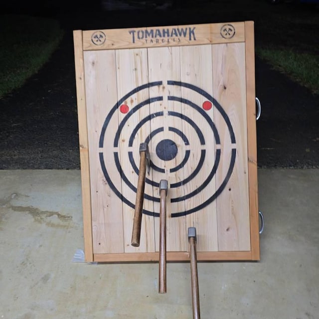 Jeu de lancer de haches, cible en plastique avec 8 haches de lancer, cadre en acier pliable, rangement facile, placement stable pour jeux d'intérieur et d'extérieur, jardin, cour et carnaval