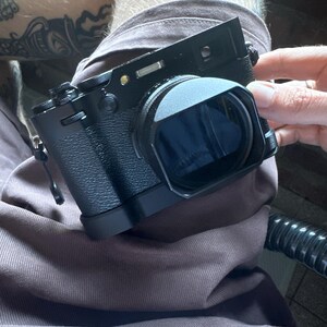 富士フイルム X100VI ハンドグリップ | Apple AirTag スロット内蔵