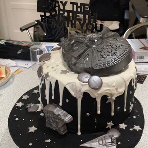 Gateau De Faucon De Millenium De Chocolat Massif Topper Star Wars