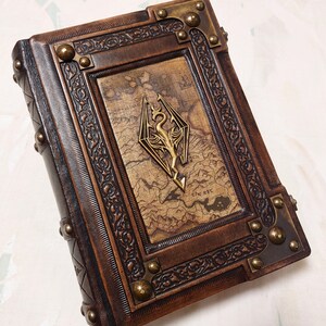 Skyrim レザー ジャーナル - 8 x 10 インチ大 - 600 ページの空白 