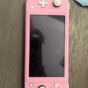 かわいいパステルカラーのNintendo Switch LITEスキン。単色ピンク