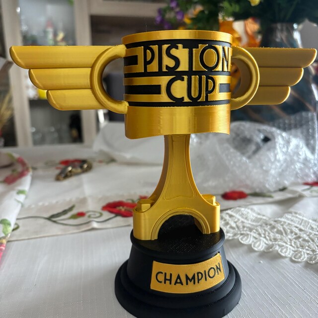 カーズ パーソナライズ ピストンカップ トロフィー - ディズニー