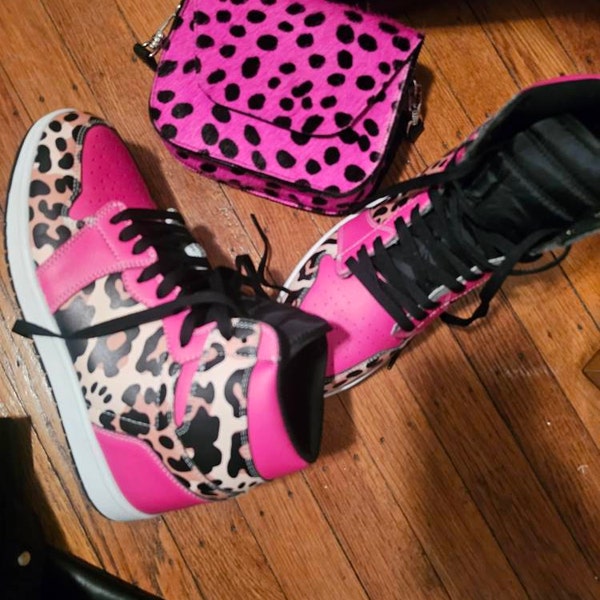 Pink Dot Cheetah Leopard Pattern Print Black Sneaker Shoes For Men Women main image 0
