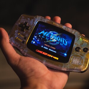 Game Boy Advance GBA Originale - écran IPS V2 Rétro-éclairé, Batterie Rechargeable, Noir