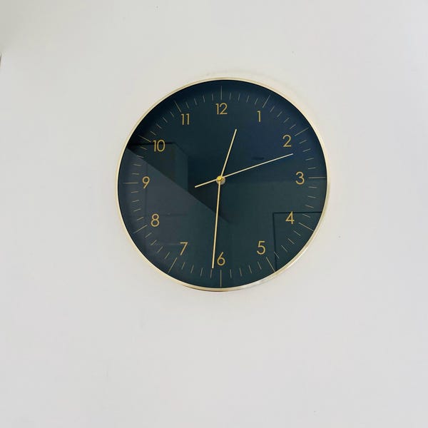 Simple, Silent Wall Clock With Second Hand Without Ticking, Wall ...