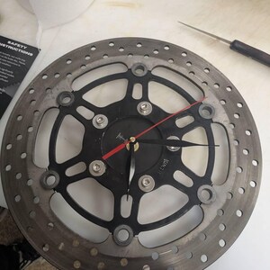 バイク用ブレーキディスク時計 – 工業デザインのハンドメイド壁掛け