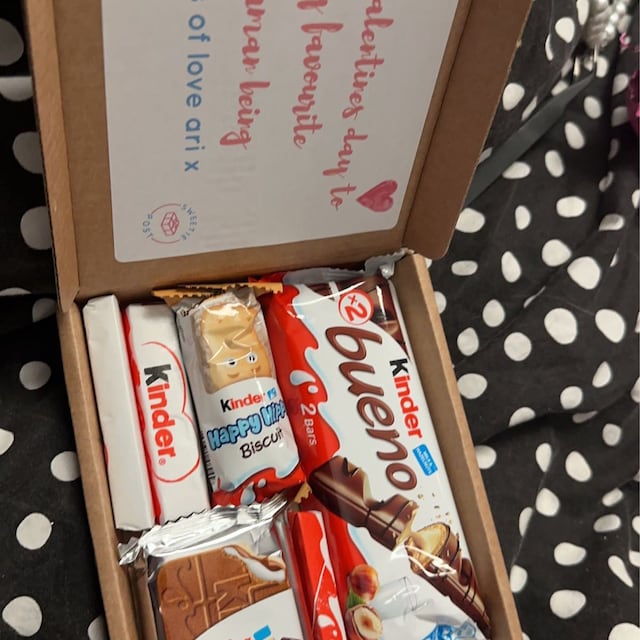 Christmas Chocolate Personalised Kinder Bueno Chocolate Gift Hamper Box - Birthday, Christmas Present (UK Made) Gift Basket