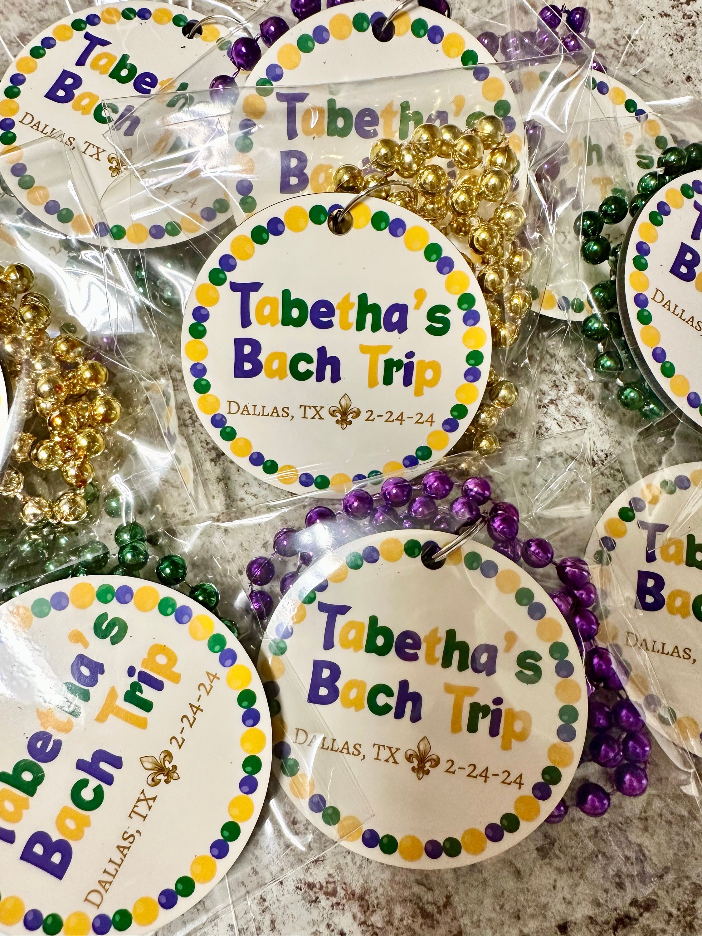 EINSEITIGE Mardi Gras-Halskettenmedaillons – Individuell gestaltet mit farbigem Design (verwenden Sie ein vorgefertigtes Design oder senden Sie Ihr eigenes ein). Großpackungen.