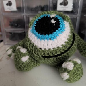かぎ針編みのグリーンモンスターマイクの編み図 | モンスターズ