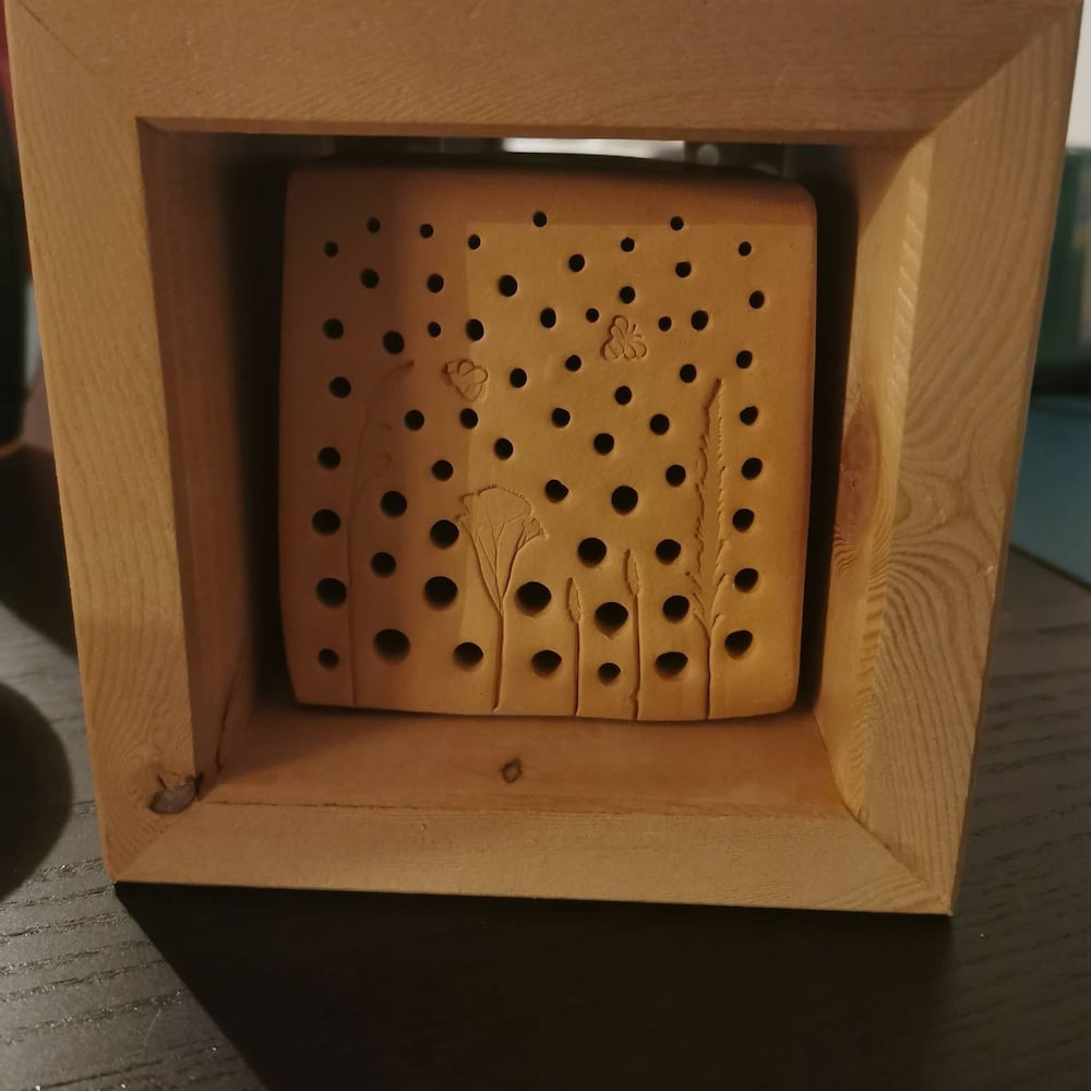 Bienenstein groß aus gebranntem Ton mit Witterungsschutz aus Lärche, Bienenhotel, Insektenhotel, Nisthilfe Wildbienen, Insektenhaus