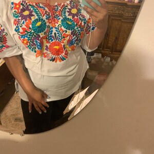 メキシコ　花柄刺繍のオフショルダートップス 花柄刺繍入りメキシカントップス。サイズ：S～2X。典型的な
