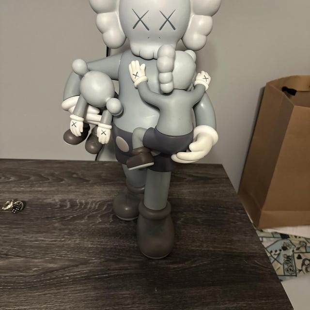 Replica KAWS Figure Limited Edition Modern Art Statue Replica KAWS Figure Limited Edition Modern Art Statue