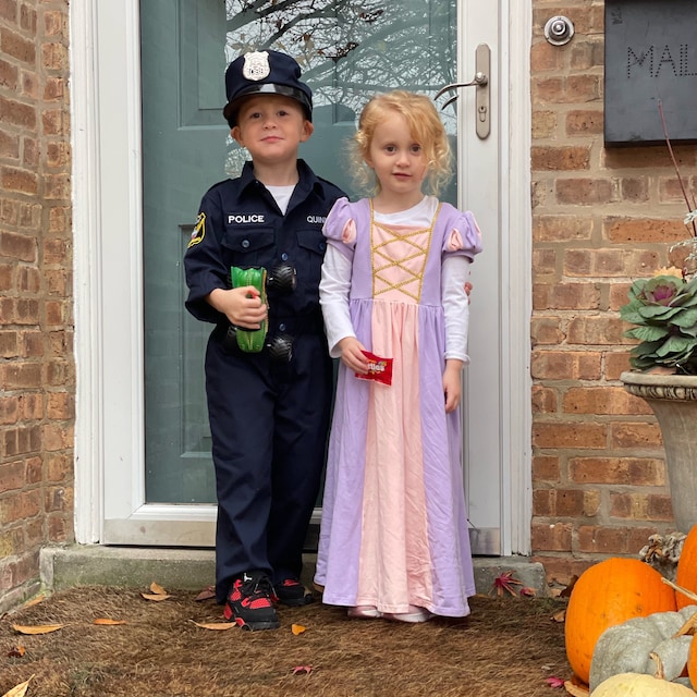 Spirit Halloween Disfraz de oficial de policía para niños de lujo | Traje  de policía | Completo con accesorios