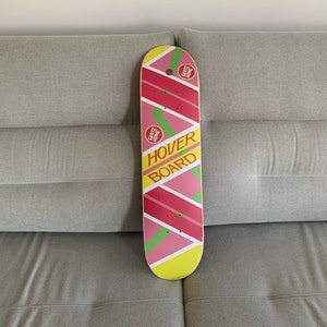 ホバーボードのデザインとグリップテープを備えたスケートボードデッキ